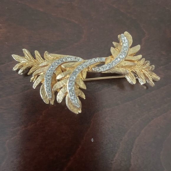Vintage goldtone and rhinestone brooch - Picture 2 of 6
